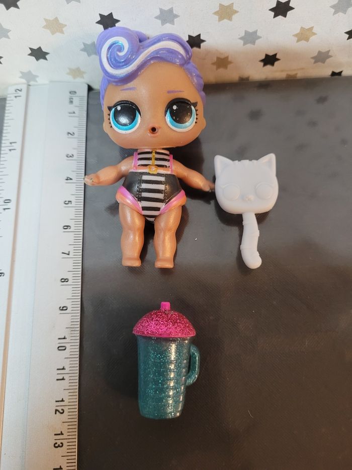 Poupée lol surprise 8cm en maillot de bain avec brosse et gobelet - photo numéro 2