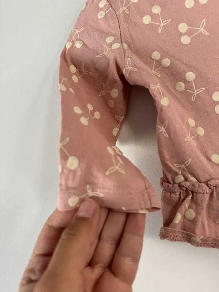 👚 haut manche longues - cerises - bébé fille - 6 mois - Kiabi - bon état - 100% coton - photo numéro 8