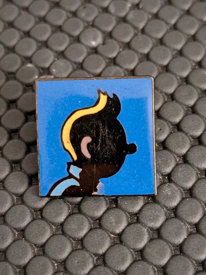 Pin's carré profil Tintin signé Corner