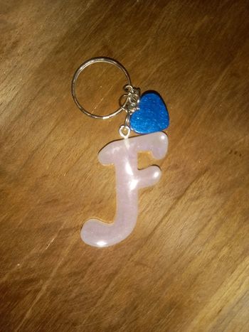 Porte clé lettre F résine epoxy
