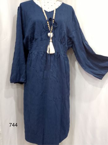 Robe bleue élégante grande taille à col en V avec détail nœud – chic et fluide, toutes saisons