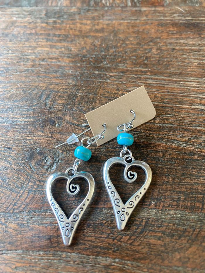 Magnifiques boucles d’oreilles argentées cœurs, perles et turquoise - photo numéro 3