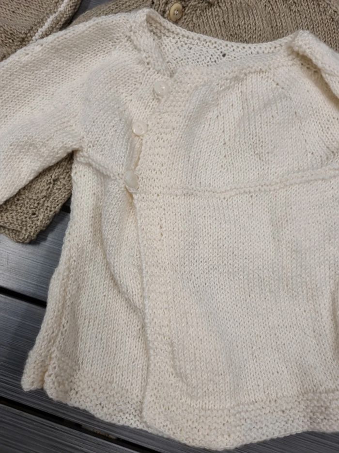 Lot de 4 brassières + un bonnet tricoté main taille naissance - photo numéro 4