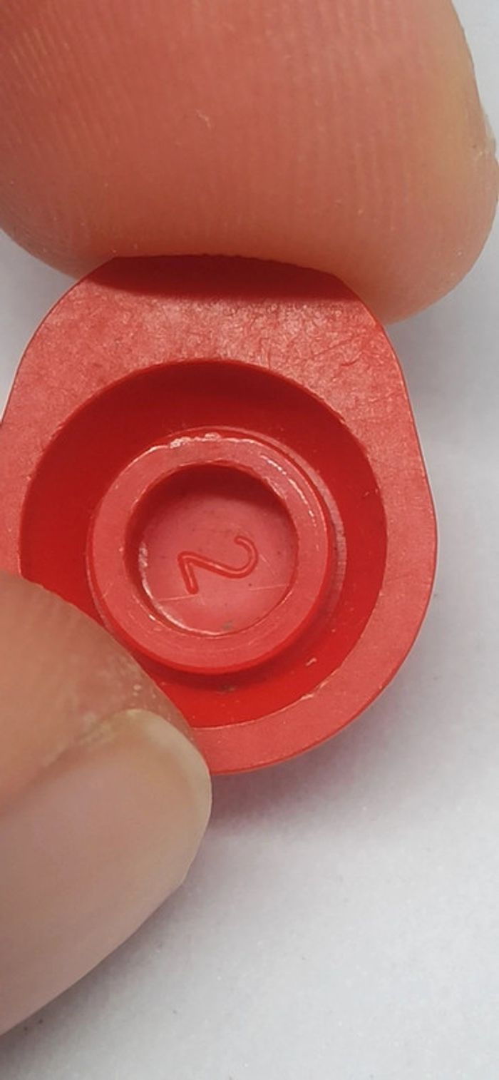 Homme cotte rouge avec clé lego - photo numéro 5