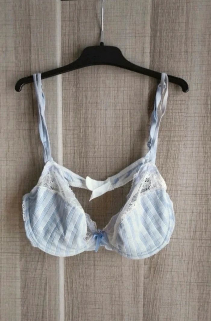 Très joli soutien gorge, 85cC avec dentelle.