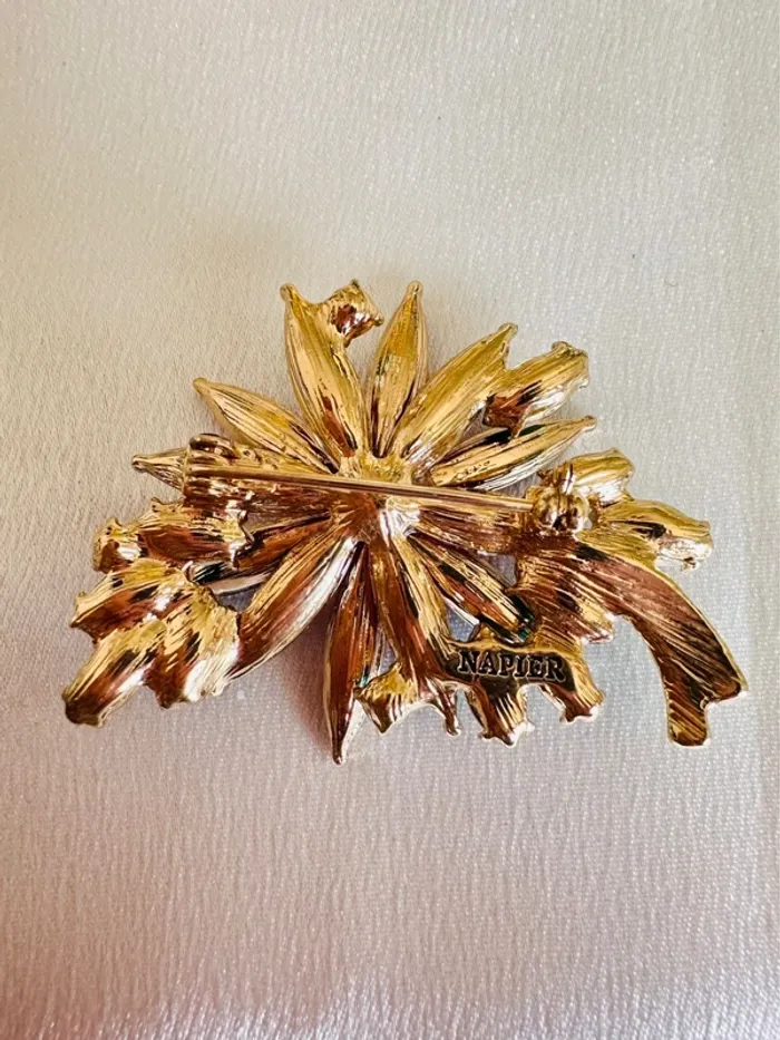 Éclat de Noël – Broche Napier Fleur en Cristaux - photo numéro 5