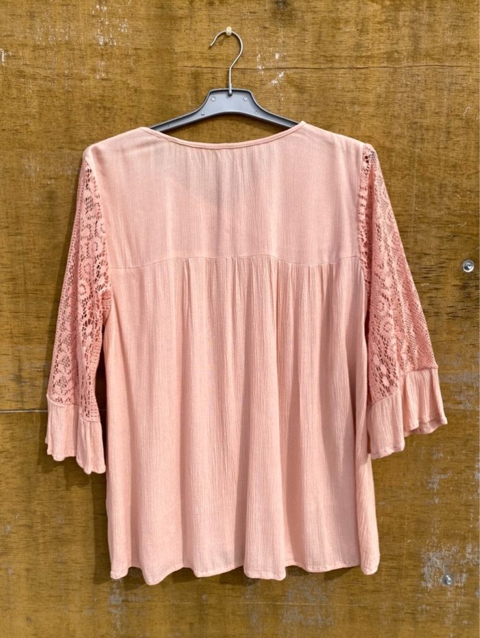 Chemisier en crochet rose blanche porte - photo numéro 3