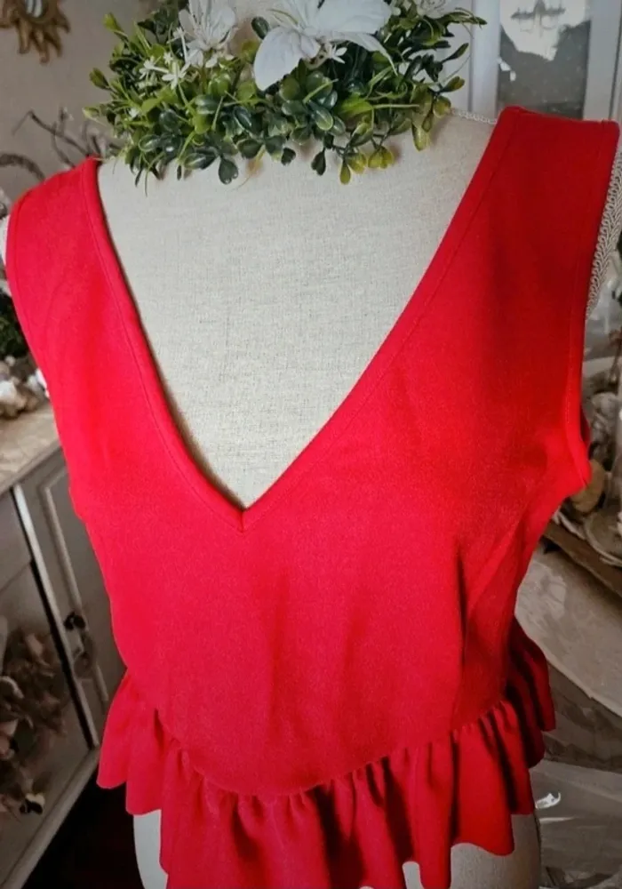 Haut court rouge volanté New Look Taille 42/44 Neuf - photo numéro 3