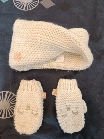 Ensemble écharpe torsadé et moufle