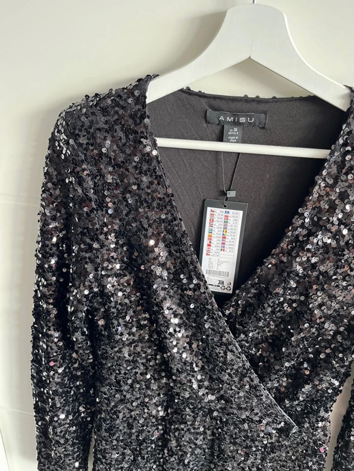 Robe noire pailletée décolleté - photo numéro 2
