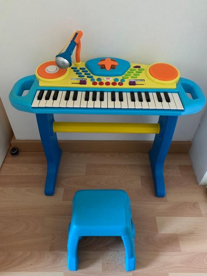 Piano avec micro et  tabouret