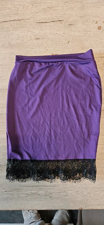 Jupe courte mauve, avec bord en dentelle noire, taille S, nickel
