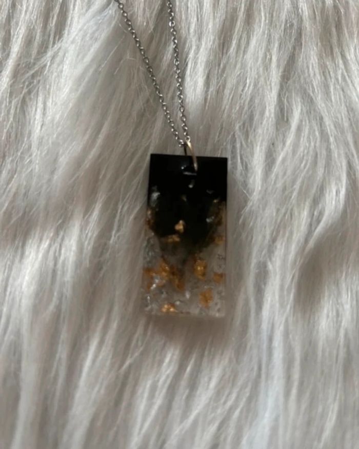 Le pendentif est fait main sur une résine noire avec paillettes argentées et dorées 🥰 - photo numéro 3
