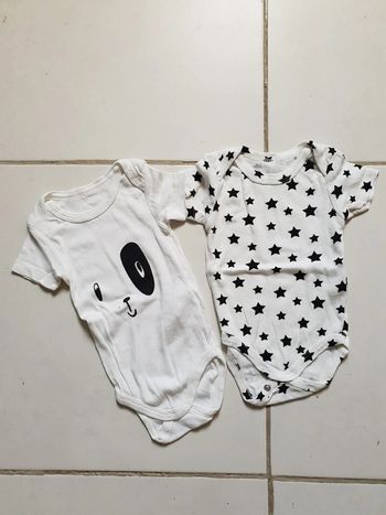 2 bodies manches courtes Kiabi 3 mois