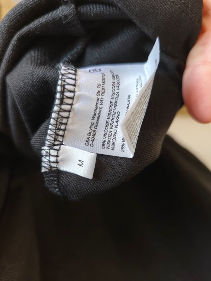 Robe noire Yessica (C&A) M – coupe évasée & détail métal au col - photo numéro 4