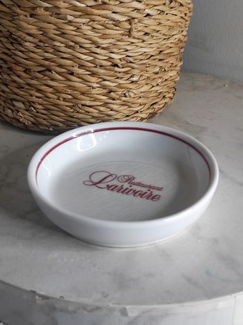 Petit plat en porcelaine