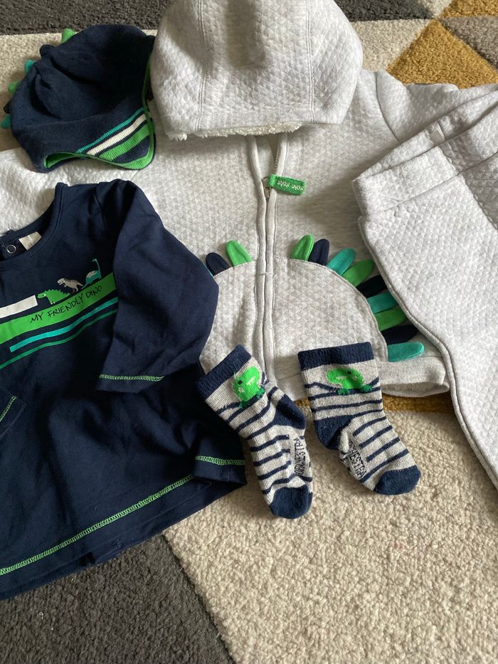 Lot 5 pièces orchestra dinosaure 6 mois - photo numéro 2