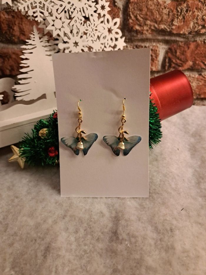 Boucles d'oreilles pendante papillon avec rose éternel - photo numéro 2