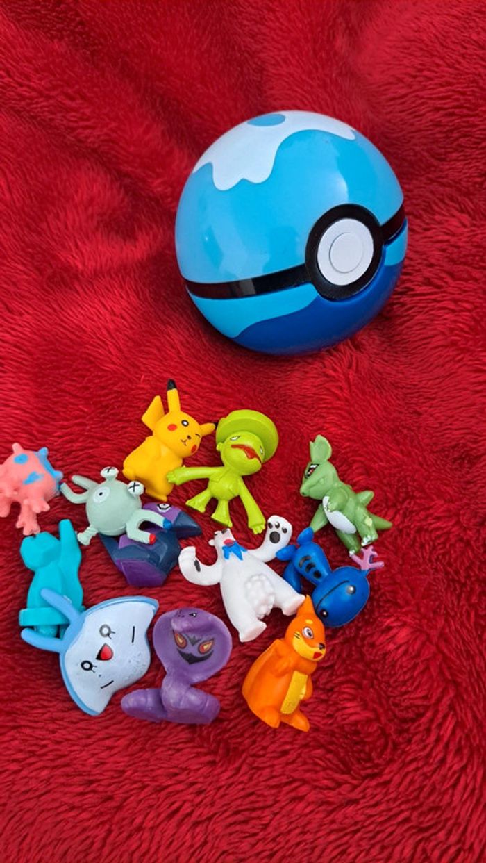 Pokeball et 12 figurines pokemon