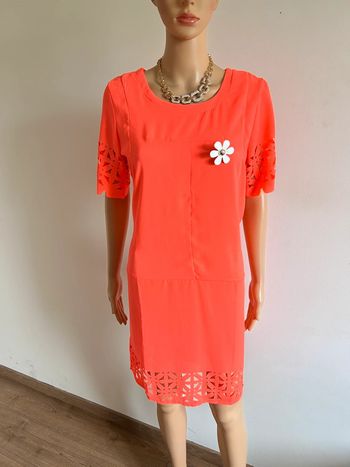 Robe orange fluo neuve à manches courtes Molly Bracken taille 2
