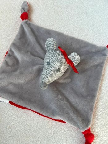 Doudou plat souris rouge et grise banque populaire