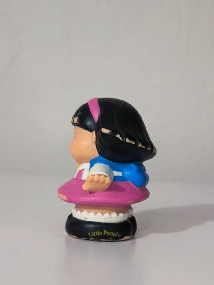 Little people figurine petit fille avec son doudou - photo numéro 3