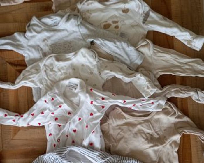 Un carton de vêtements pour garçon en taille 6 mois - photo numéro 3