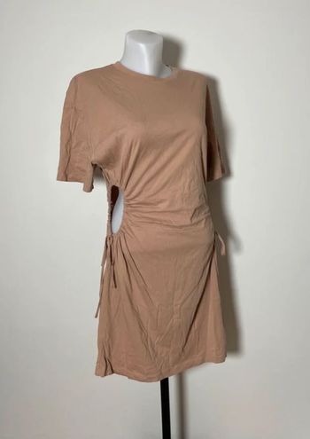 Robe beige taille ouverte Bershka