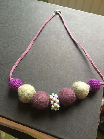 Collier en perles de laine, cuir et perle de verre émaillé