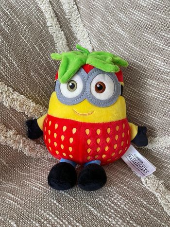 Peluche doudou 25cm Moi moche et méchant les minions jaune fraise rouge très bon état
