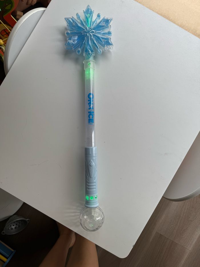 Baguette lumineuse Elsa La reine des neiges Disney On Ice - photo numéro 2