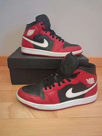 Magnifique jordan 1 mid en très bonne ètat nègociable 