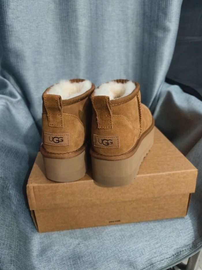 Bottes de neige courtes à talons hauts UGG, pointure 37 - photo numéro 5