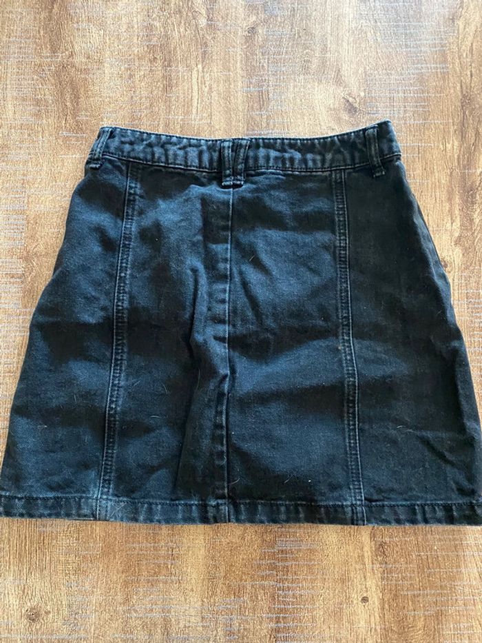 Jupe noire en jean boutonnée - Taille 36 - Très bon état- Stradivarius - photo numéro 3