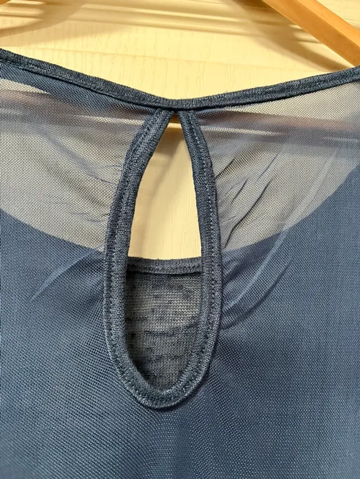 Très joli top bleu surligné au col avec clou argenté / Mims / - photo numéro 6