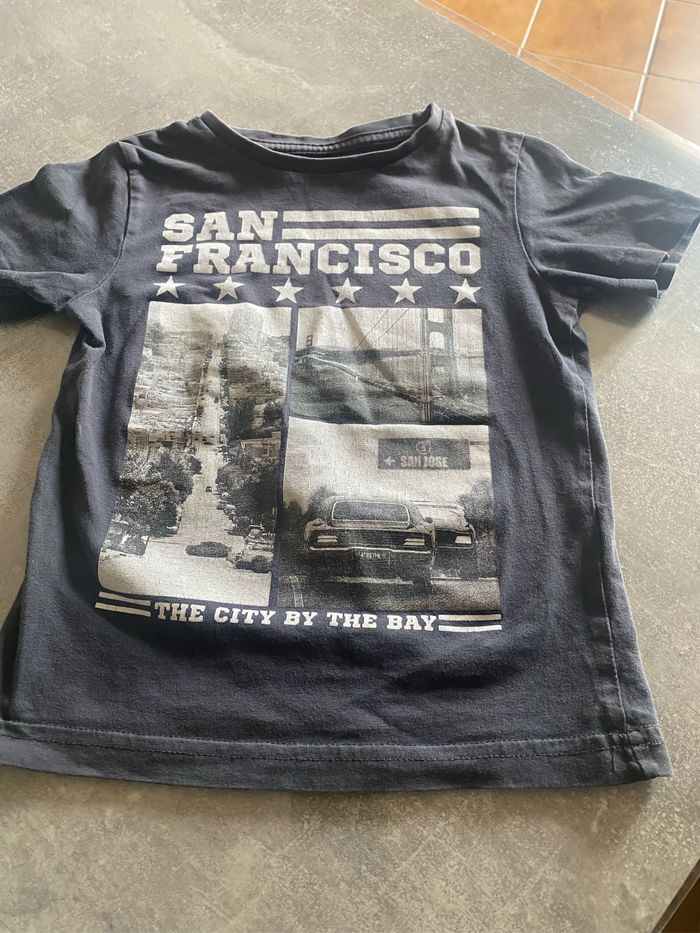 T-shirt en bon état, à part la couleur un peu passée taille quatre ans, marque gémo - photo numéro 2