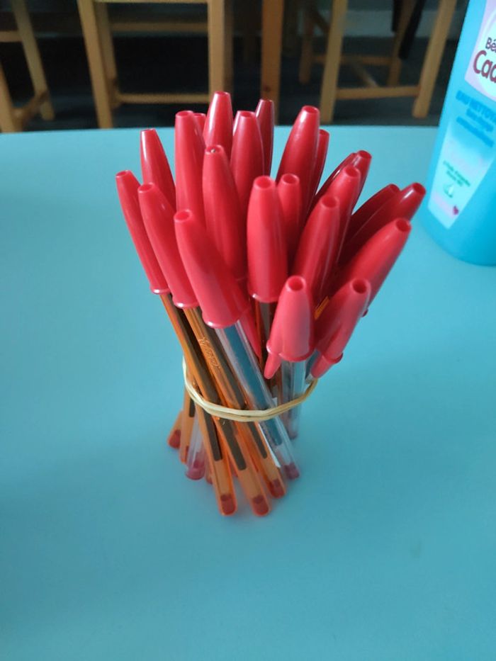 25 stylos rouges
