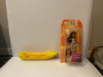 Figurine mini poupée pocahontas et barque disney