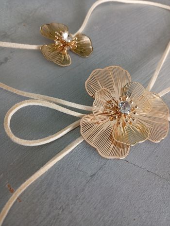 Collier ras du cou fleur. Lovisa