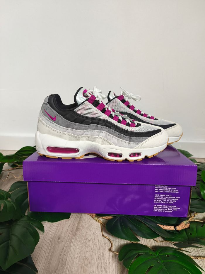 Air Max 95 Summit White and Cactus Flower
- Nike SB