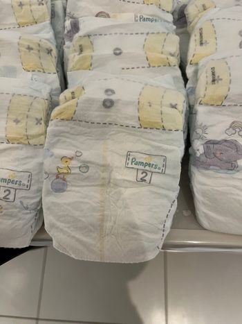 57 couches  Pampers taille 2