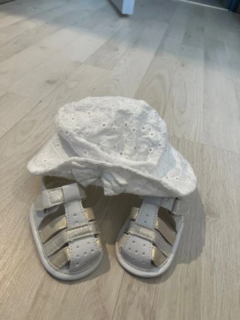 Chapeau avec sandales