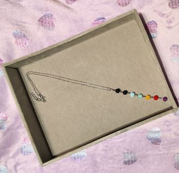 Collier argenté avec pendentif de perles colorées