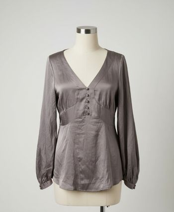 Superbe haut satiné MNG Suit (Mango) – NEUF SANS ÉTIQUETTE