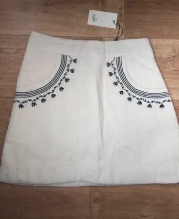 Jupe beige avec motifs