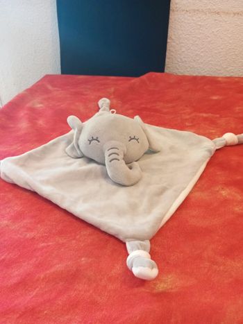 Grand doudou plat carré avec tête éléphant au centre