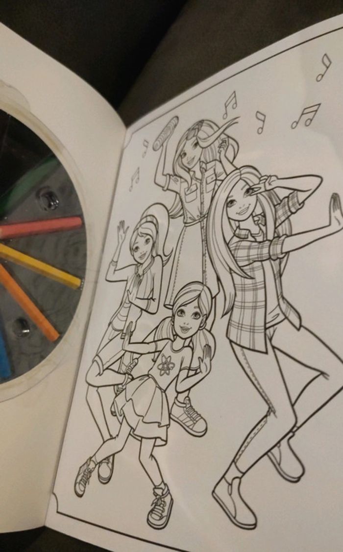 Barbie super coloriage neuf avec crayon de couleurs - photo numéro 4