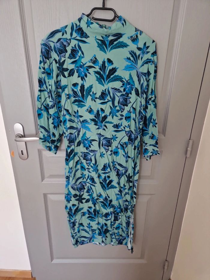 Robe mi-longue bleu menthe fleuri taille 38 très bon état H&M - photo numéro 2