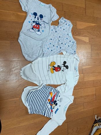 Lot 2 bodies manche courte et 2 bodies manche longue Mickey 18mois