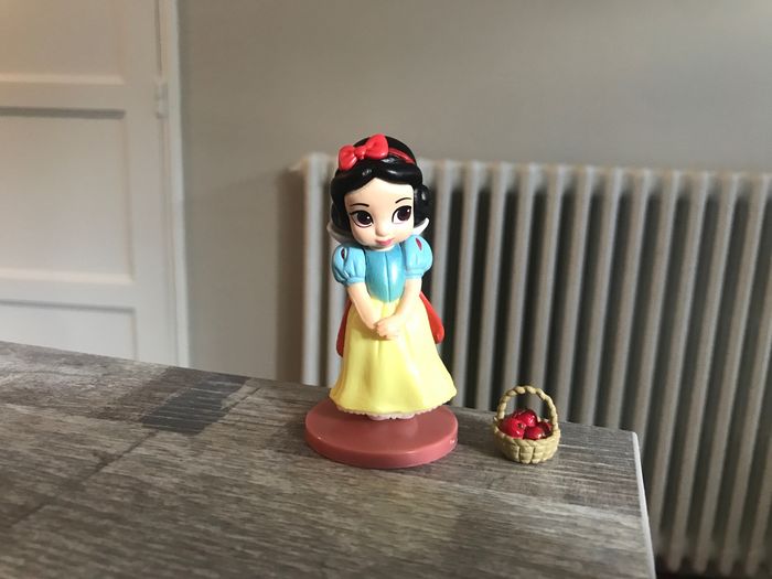 Figurine blanche neige - panier de pommes